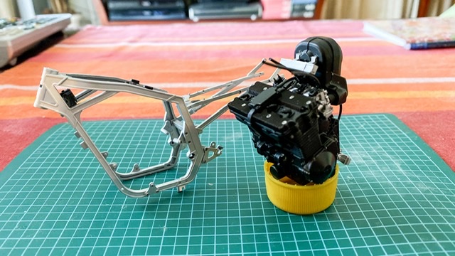 GSX-Rのフレームとエンジン