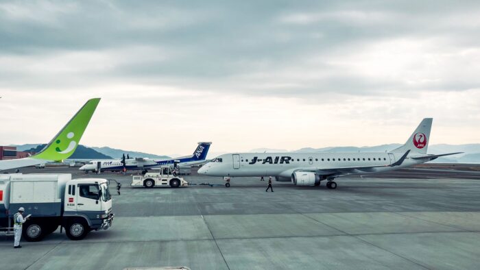 J-AIRのエンブラエルがプシュバック中