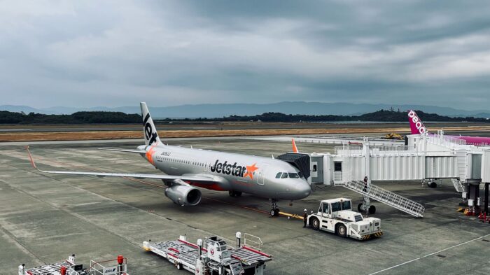 長崎空港の展望デッキからJetstarのB737を望む